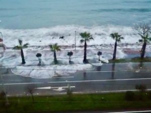 Ordu’da Dev Dalgalar Karayoluna Ulaştı