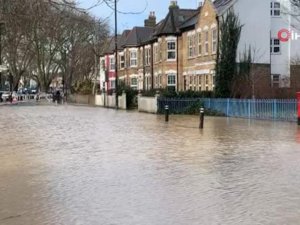 Londra’da Su Borusu Patladı, Sokaklar Göle Döndü