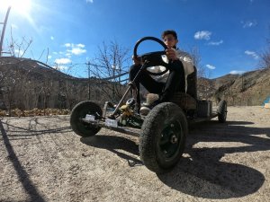 Cep Telefonlarını Satıp Kendilerine Araba Yaptılar