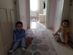 Minik İkizlerin Kapı Açma Numarası Şoke Etti