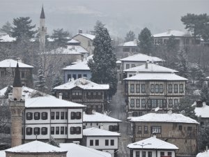 3 Bin Yıllık Safrabolu’nun Tarihi Konakları Beyaz Örtüyle Kaplandı