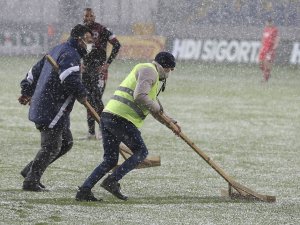 Gençlerbirliği - Beşiktaş Maçında Çizgiler Beyaza Büründü