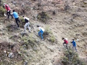 Şehitlerin Anısına İlçenin En Yüksek Tepesine Çıkıp Türk Bayrağı Astılar