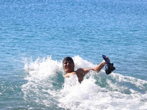 Dün Kar Yağan Antalya’da Bugün Deniz Keyfi