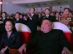 Kuzey Kore Lideri Kim Jong-un’un Eşi 1 Yıl Sonra İlk Kez Kamuoyu Önünde