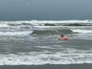 Samsun’da Arkadaşlarıyla İnatlaştı, Kış Ortasında Denize Girdi