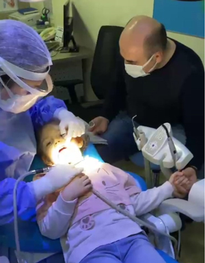 Rize'de diş tedavisinden korkan küçük kızı babası hikaye okuyarak ikna etti