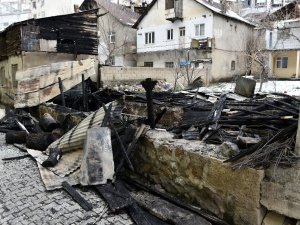 Gümüşhane’de Yanan Barakada Alevlerin Arasına Girip Köpeği Kurtardı