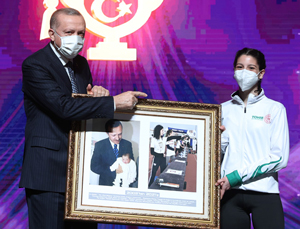 Cumhurbaşkanı Erdoğan'ın Rize'de Kucağına Aldığı Selen Bebek Milli Sporcu Olarak Karşısına Çıktı