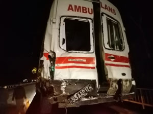 Rize’de Kazaya Müdahale Etmeye Giden Ambulansla Tır Çarpıştı