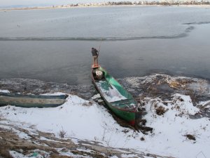 Kıyıları Donan Gölde Balıkçıların Buz Kırma Mesaisi