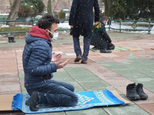 Lapa Lapa Yağan Kar Altında Cuma Namazı Kıldılar
