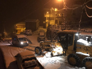 Rize’de Kar Nedeniyle Yolda Kalan Ambulansın İmdadına İl Özel İdare Ekipleri Yetişti