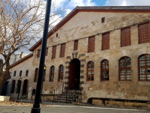 Avrupa’da İslamofobi Artıyor, Türkiye’de Kilise Ve Sinagoglar Restore Ediliyor