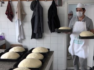 Üç Dil Biliyor, Fırında Çıraklık Yapıyor