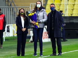 Eda Erdem’e Plaket Verildi