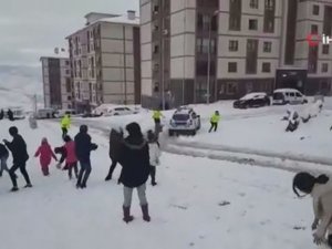 Şırnak’ta Çocuklar İle Polisin Kartopu Savaşı