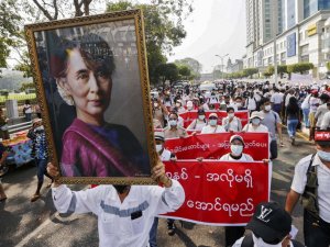 Myanmar’da Binlerce Darbe Karşıtı Yeniden Sokaklarda