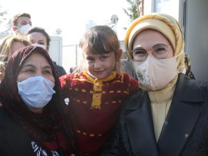 Emine Erdoğan, İzmir’de Depremzedelerle Bir Araya Geldi