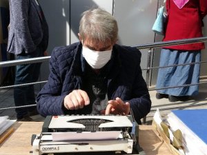 45 Yıllık Arzuhalci, Zamana Meydan Okuyor