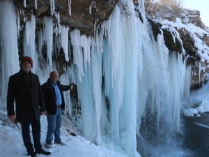 Sibirya Soğukları Şelaleyi Dondurdu, Dev Sarkıtlar Görsel Şölen Sundu