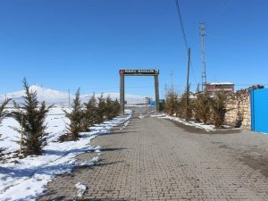 Devasa Büyüklükte Blok Sütun Taşlar Görenleri Şaşkına Çeviriyor