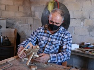 Pandemi Döneminde Yaptığı Ahşap Oyuncaklarla Kasabadaki Çocukları Sevindirdi