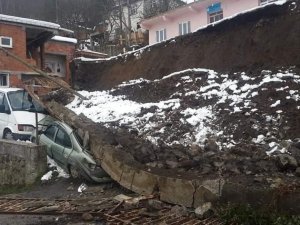 Ordu’da İstinat Duvarı Çöktü, Araçlar Altında Kaldı