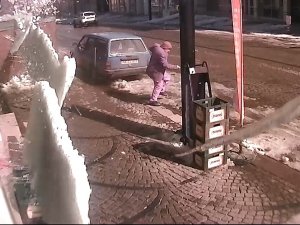 Çatıdan Düşen Buz Kütlesinin Altında Kalmaktan Son Anda Kurtuldu