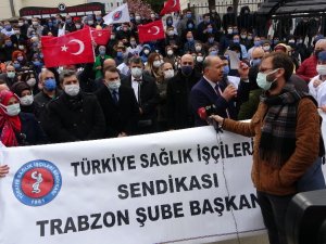 Kırmızı Alarmın Verildiği Trabzon’da Sağlık Çalışanları Sosyal Mesafeyi Hiçe Saydı