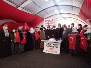 Evlat Nöbetindeki Aileler Cumhurbaşkanı Erdoğan’ın Doğum Gününü Kutladı