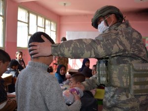 Mehmetçik’ten Resulayn’a Şefkat Eli