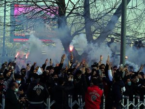 Beşiktaş’a Taraftarlardan Meşaleli Karşılama