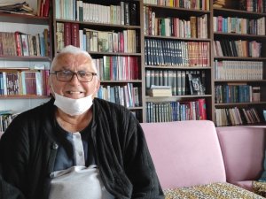 Emekli Öğretmen Evini Kütüphaneye Çevirdi