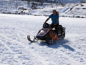 Çıldır’da Buz Üstünde Kar Motoru İle Heyecanlı Drift