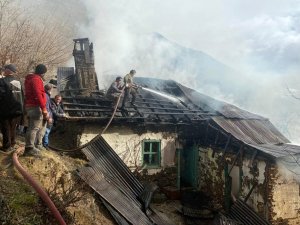 Gümüşhane’de Ev Ve Ahır Yangını
