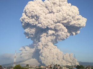 Endonezya’da Sinabung Yanardağı’nda Patlama