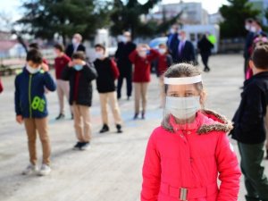 Trabzon’da Öğrenciler Kolbastı Eşliğinde Sınıflarına Girdi