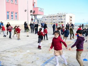Trabzon’da Öğrenciler Kolbastı Eşliğinde Sınıflarına Girdi