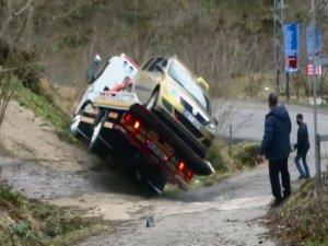 Çekici Üzerindeki Araçla Devrildi