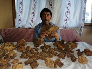 Tarlasında Göktaşı Bulduğunu İddia Eden Kişi Müşteri Bekliyor