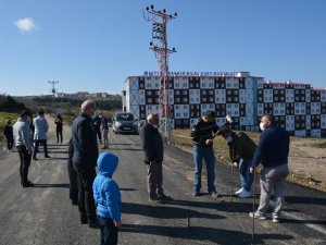 "Tapulu Arazimiz" Deyip Yolu Kapattılar