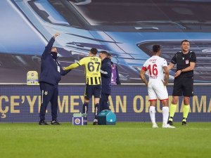 Mesut Özil Sahayı Sedyeyle Terk Etti