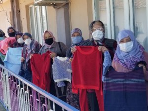 Hem Torunları İçin Dikiyorlar Hem De Aile Bütçelerine Katkı Sağlıyorlar