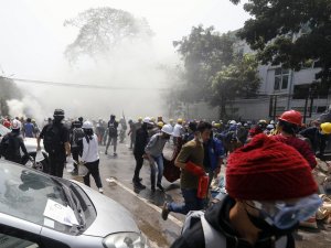 Myanmar’da Güvenlik Güçleri Protestoculara Ateş Açmaya Devam Ediyor