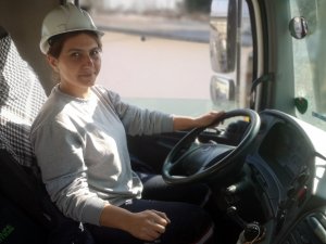 Elinin Hamuru İle 12 Tonluk Beton Mikseri Kullanıyor