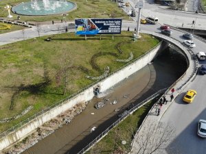 Esenyurt’ta Haramidere Kanalına Karışan Fabrika Atıkları Su Çevreyi Kirletiyor