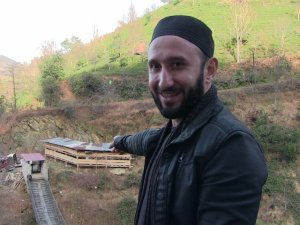 Evine Demir Kapılı Asma Köprüden Geçilerek Gidiliyor