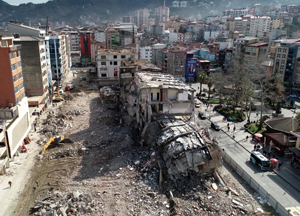 Rize'de Kentsel Dönüşüm Kapsamındaki Belediye Bloklarının Yıkımı Sürüyor