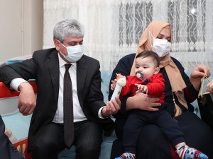 Bakan Selçuk Beşiz Bebekleri Ziyaret Etti
